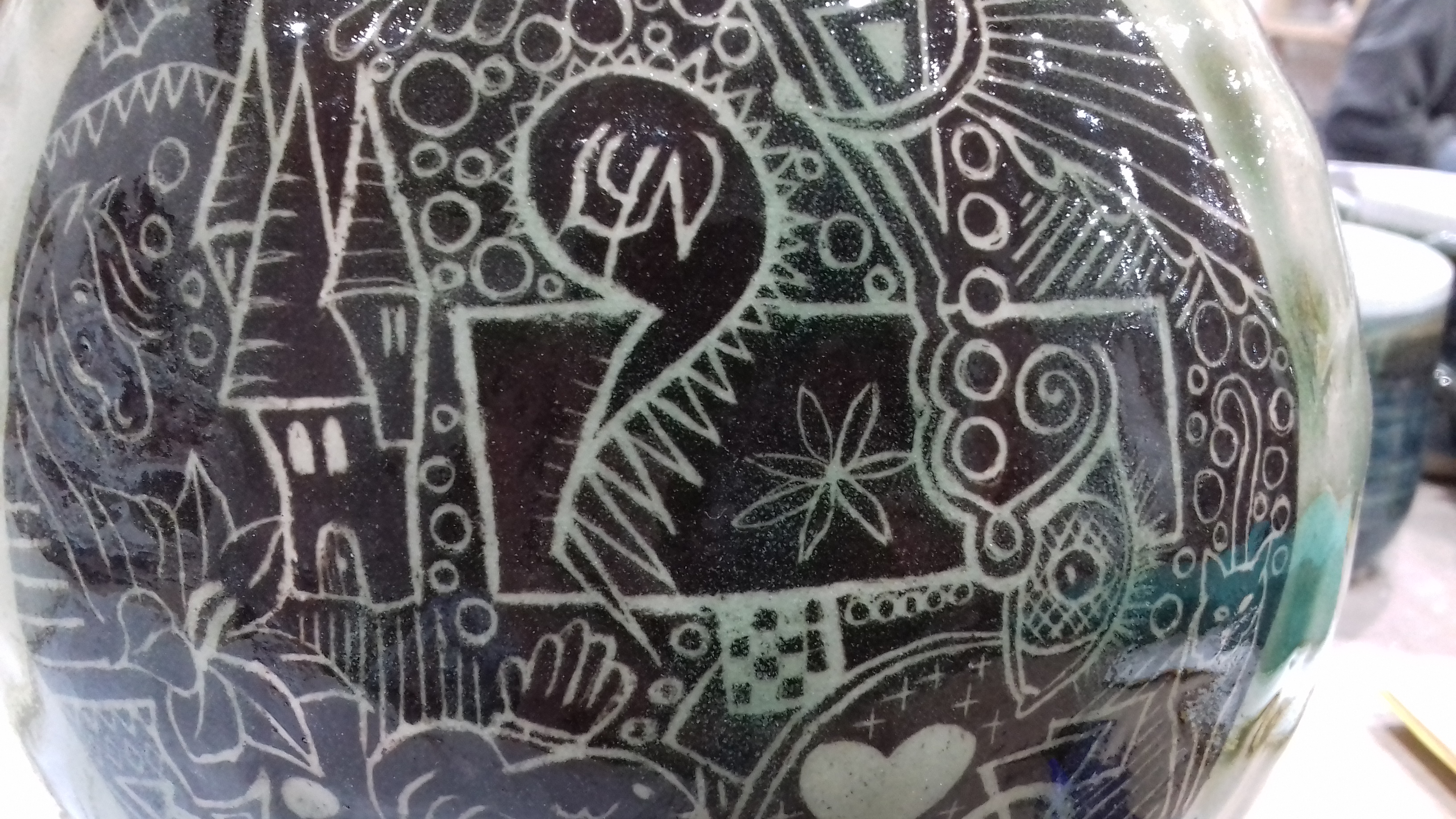 Really fine patterns through underglaze colour