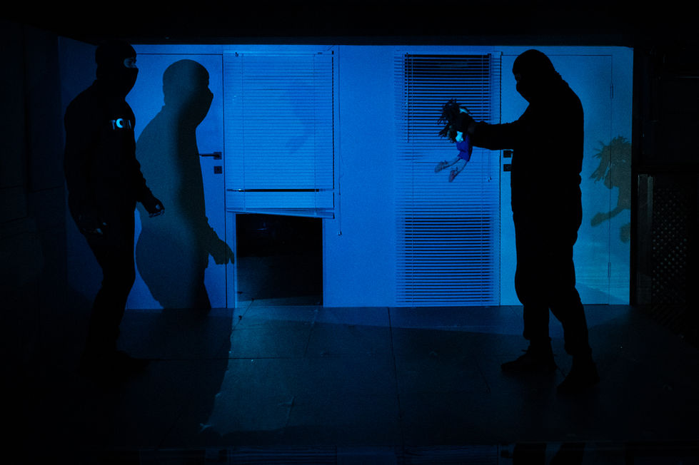 Scenografie pentru spectacolul „Dolores” de Edward Allan Baker — decor realizat de Mădălina Sandu, regia Ciprian V. Nechita, Teatrul Tineretului Piatra Neamț, 2023. Un decor teatral emoțional, care explorează vulnerabilitatea și intimitatea prin lumină și textură.