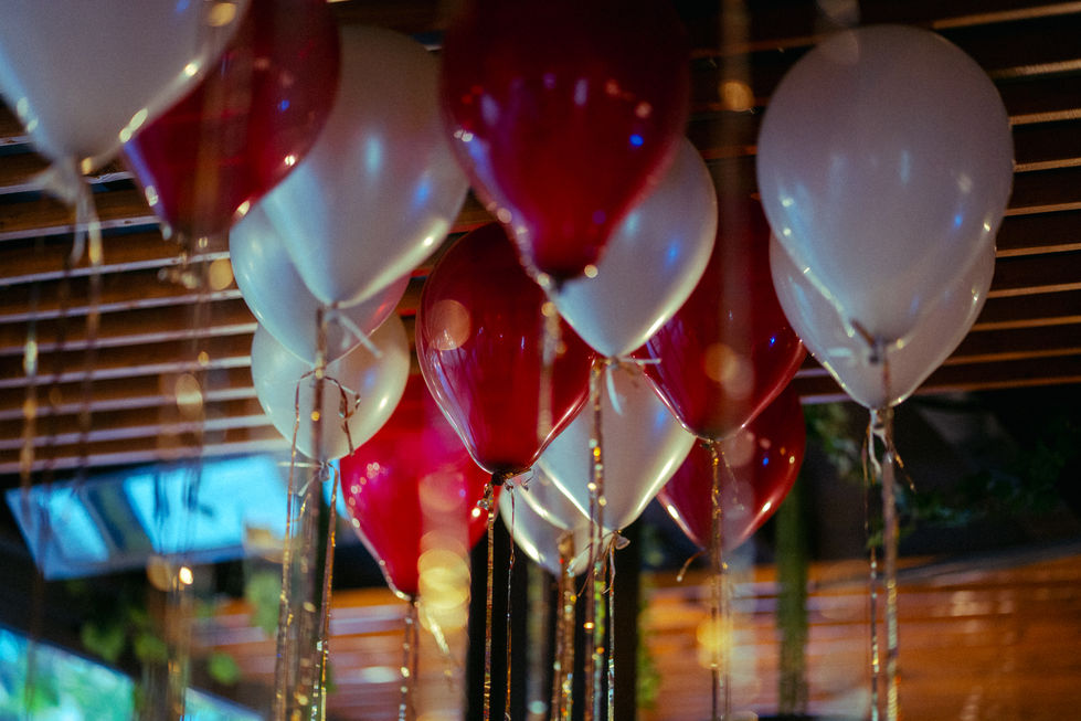 Baloane rosii ai albe pe tavan