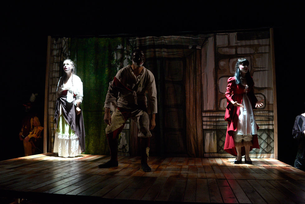 Scenografie realizată de Mădălina Sandu pentru spectacolul „Wanted”, regia Massimiliano Nugnes, Breasla Actorilor, București, 2019. Un decor plin de culoare, inspirat din commedia dell’arte și ironia vizuală contemporană.