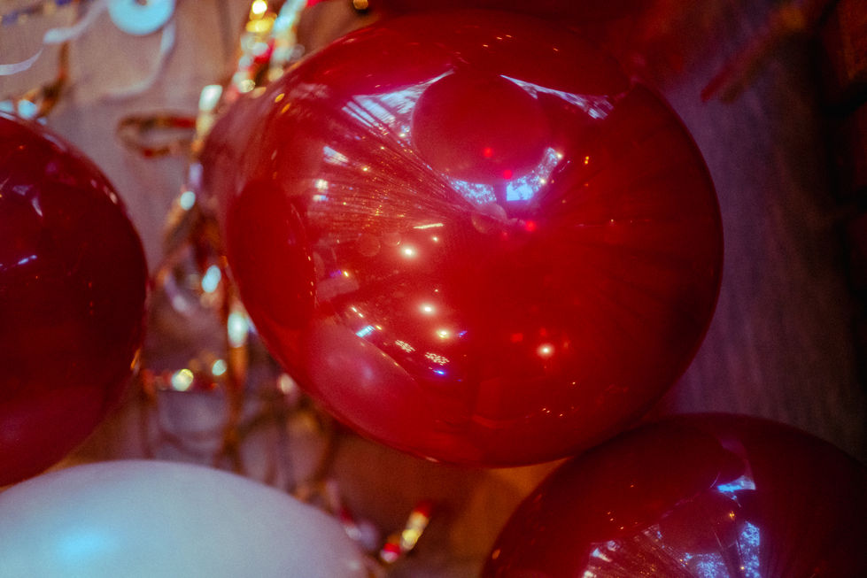 Detaliu cu baloane roșii și albe cu reflexii aurii – decor de eveniment AMMS Studio