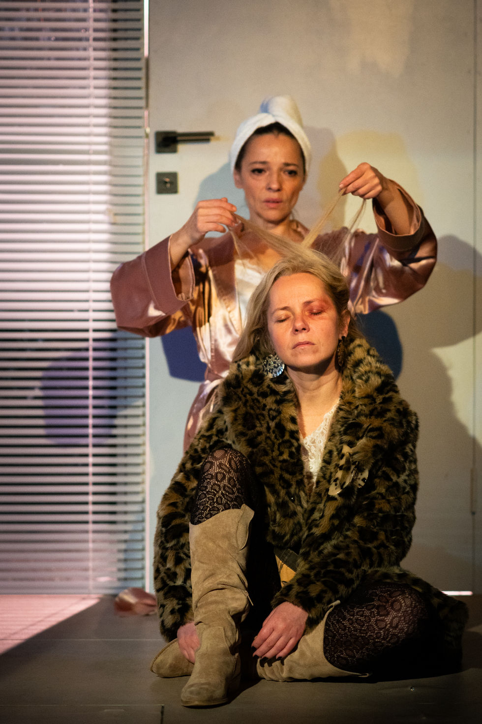 Scenografie pentru spectacolul „Dolores” de Edward Allan Baker — decor realizat de Mădălina Sandu, regia Ciprian V. Nechita, Teatrul Tineretului Piatra Neamț, 2023. Un decor teatral emoțional, care explorează vulnerabilitatea și intimitatea prin lumină și textură.