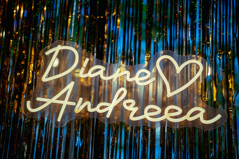 Neon personalizat „Diane & Andreea” pe fundal auriu metalizat – AMMS Studio