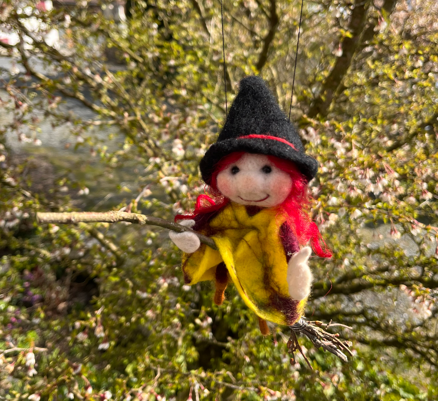 Hexe mit gelbem Kleid mit rotem Haaren