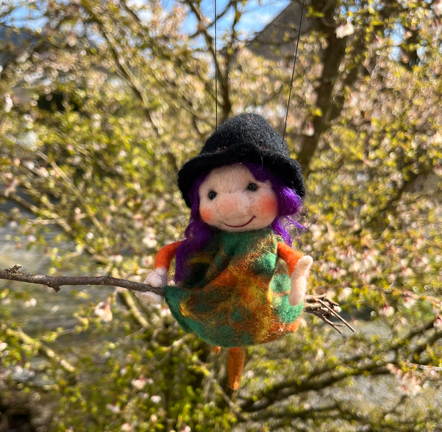 Hexe mit grünem Kleid und violetten Haaren