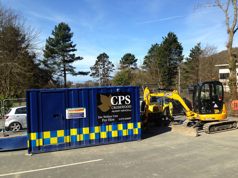 Welfare unit and digger.JPG