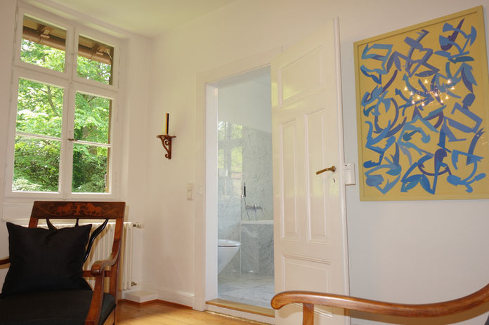 Wohnzimmer gemütlich Kunst stilvoll hell groß geräumig Wohnung eigenes Bad Marmor Hotel Bade-Baden