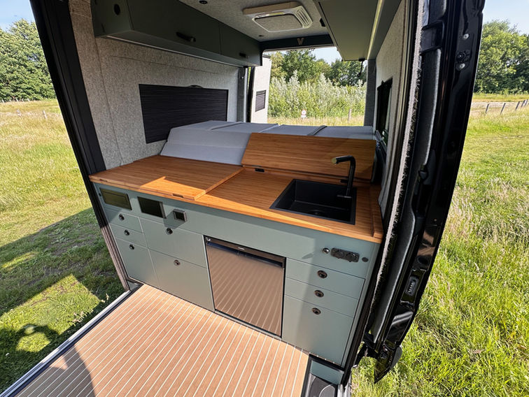 VIKIVAN Sprinter schwarz Campervan Gullwing Innenaufnahme Innenaufnahme