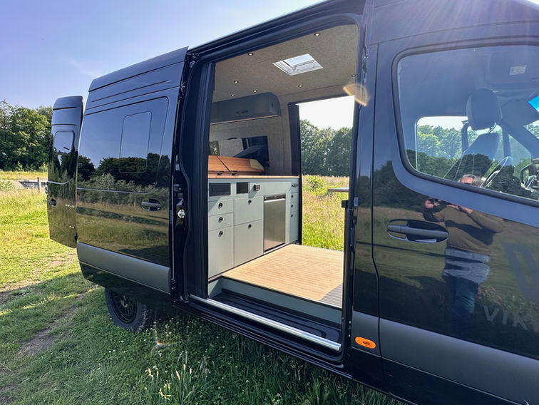 VIKIVAN Sprinter schwarz Campervan Gullwing Außenaufnahme Außenaufnahme