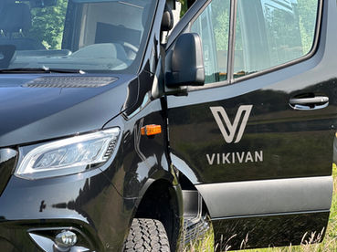 VIKIVAN Sprinter schwarz Campervan Gullwing Außenaufnahme Außenaufnahme