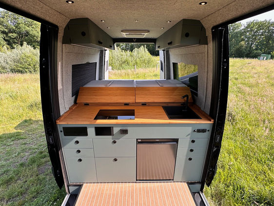 VIKIVAN Sprinter schwarz Campervan Gullwing Innenaufnahme Innenaufnahme