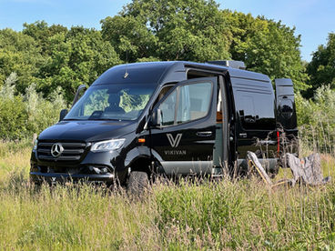 VIKIVAN Sprinter schwarz Campervan Gullwing Außenaufnahme