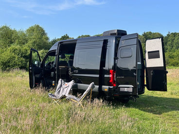 VIKIVAN Sprinter schwarz Campervan Gullwing Außenaufnahme Außenaufnahme