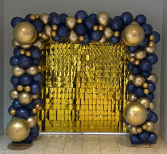 Porte dorée décorée d'une arche de ballons bleus et dorés.