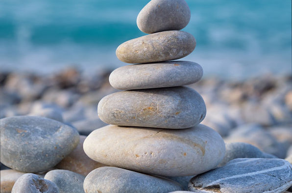 pila-piedras-equilibradas-zen-playa_163782-5210.jpg