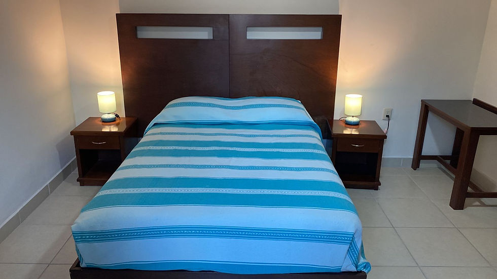 Habitación 9 con una cama Matrimonial con vista interior.