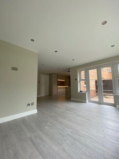 Seamless Elegance in Every Corner
This open-plan living and kitchen space has been brought to life with our meticulous decorating work. From walls to ceilings and trim, every surface is finished to perfection, offering a light and expansive feel that enhances natural light and flow.
-