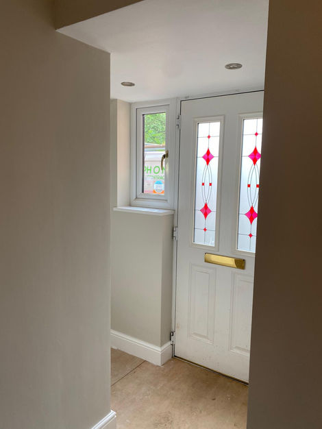 Fresh Entry, Fresh Start
A clean and bright entrance makes all the difference. Neutral tones paired with crisp white trim give this space a polished and welcoming feel.