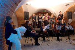 Grupa artystów na scenie