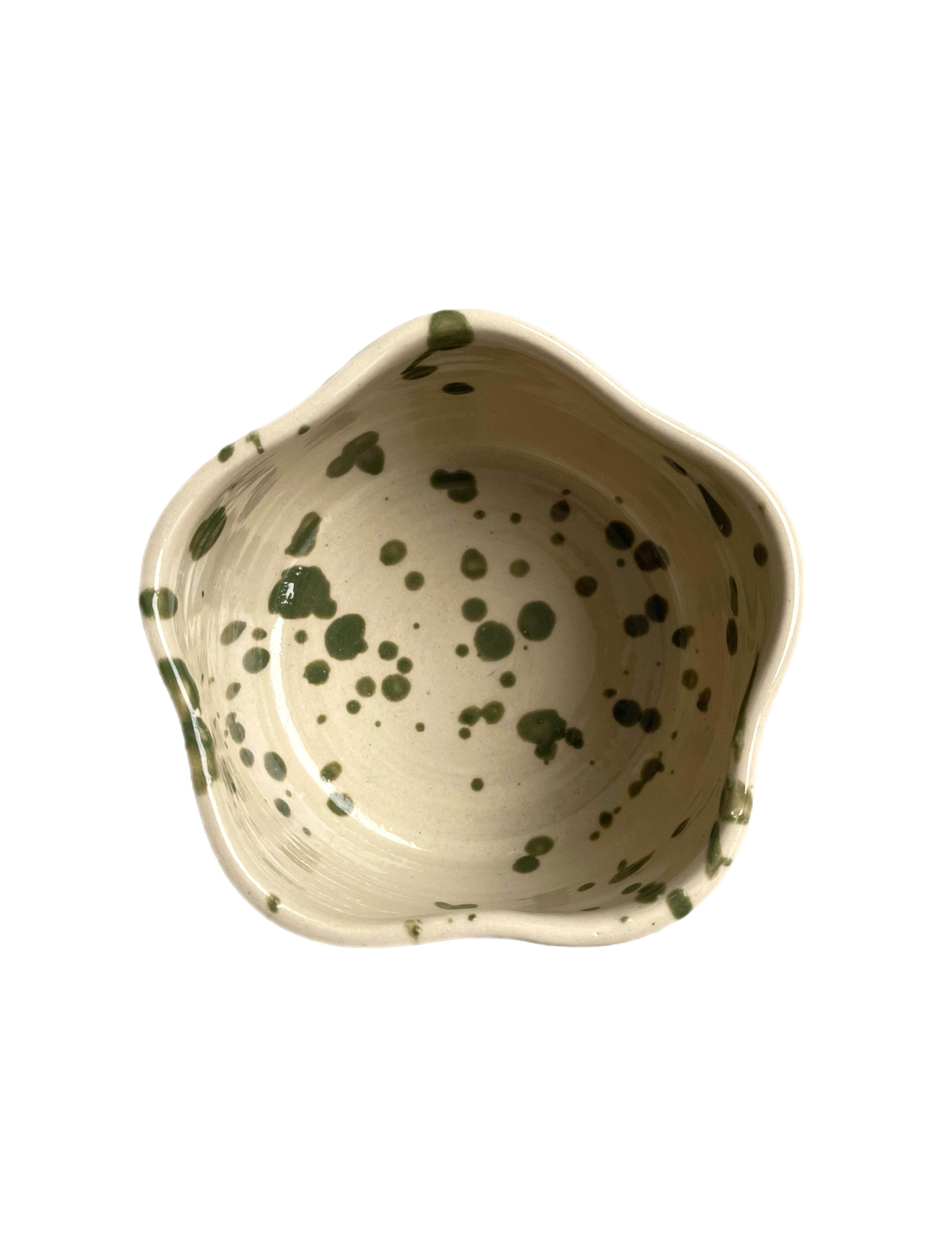 bloemenschaaltje met groene spikkels