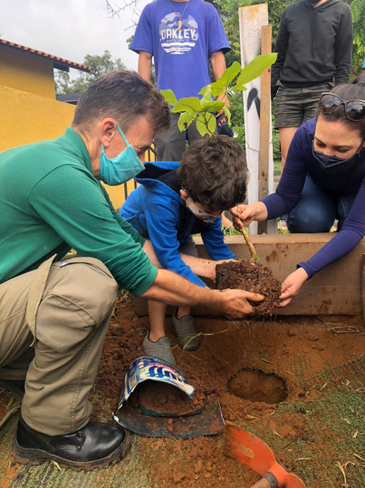 Atividade de plantio de mudas dentro do parque em conjunto com a comunidade.