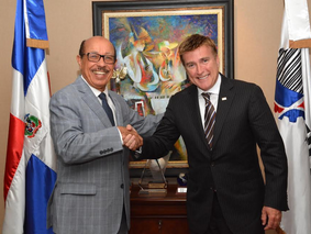 Embajador de los Estados Unidos visita a dos funcionarios