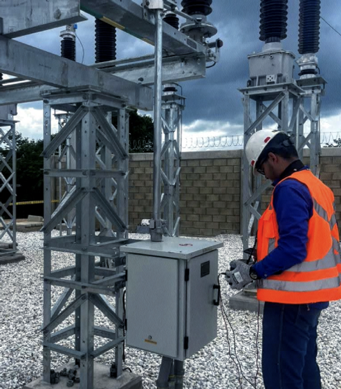 Ingeniero eléctrico supervisando sistema de automatización IoT industrial