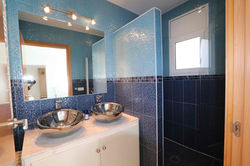 Salle de douche n° 2 avec WC séparés