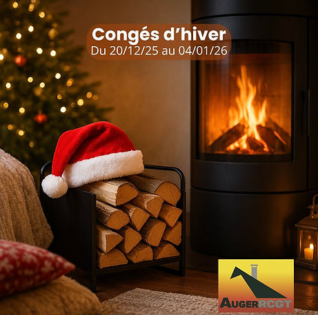 Bonnet de Noêle sur des bûches devant un poêle allumé..jpg