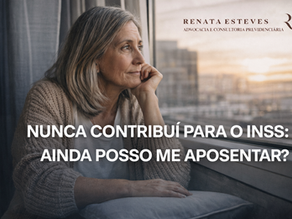 Pessoa pensativa olhando pela janela refletindo sobre aposentadoria e contribuições ao INSS.