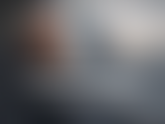 Pessoa idosa pensativa refletindo sobre aposentadoria e benefícios do INSS.