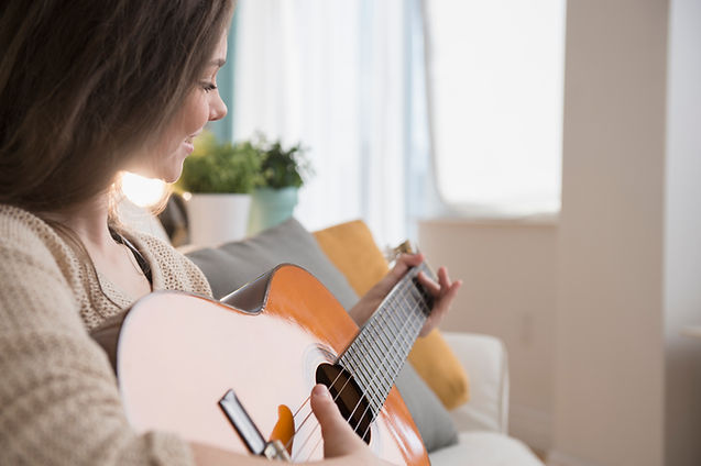 Menina tocando guitarra