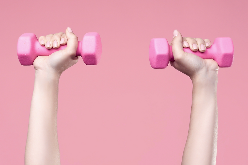 Braços femininos segurando alteres cor de rosa