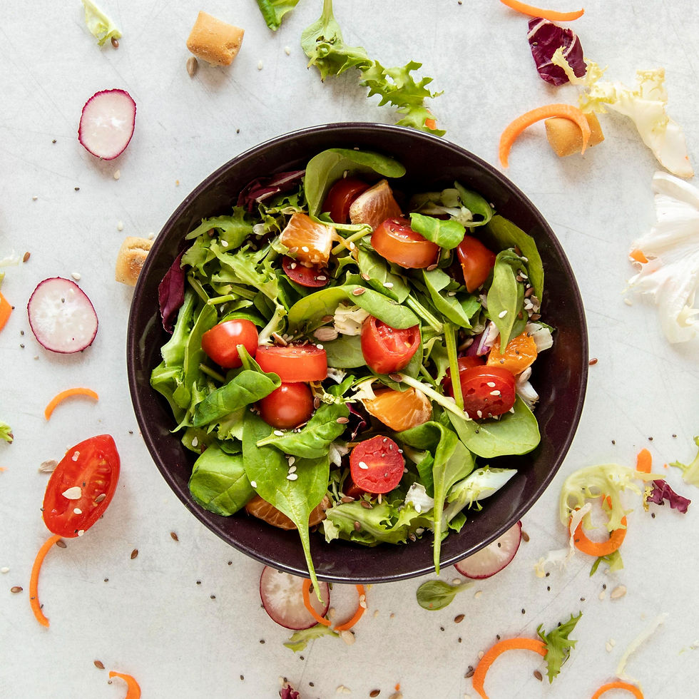 Um bowl de salada colorida