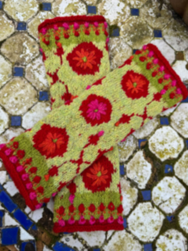 WRISTWARMERS WITH EMBORIDERY