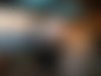 Ein luxuriöses, romantisches Szenario in den Alpen mit 2 Personen, die gemeinsam aus einem modernen Hubschrauber auf eine Berglandschaft blicken.