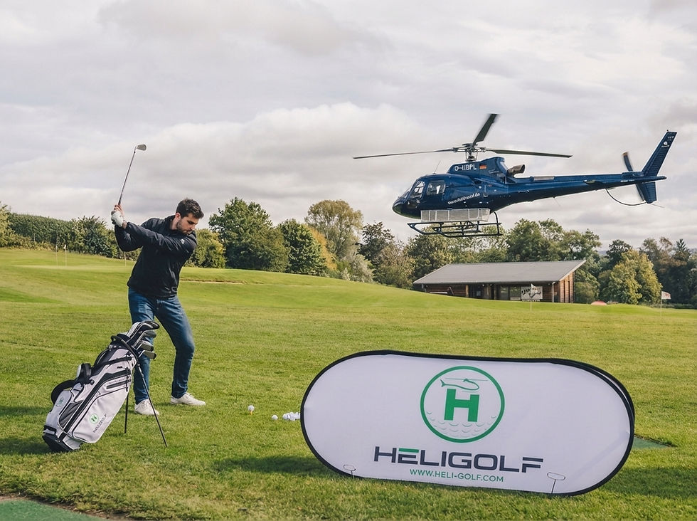 Ein Golfer beim Abschlag, während ein Hubschrauber auf dem Golfplatz landet.