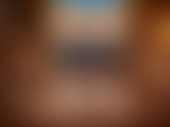 Personalisierte Geschenke für Männer: Helikopter-Modell mit Luxus-Accessoires wie Uhren, Whisky, Humidor und Leder-Notizbuch auf einem Mahagoni-Schreibtisch vor Abendpanorama