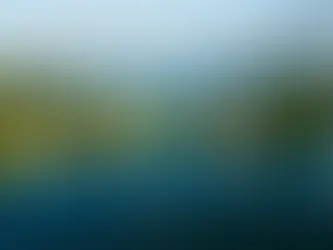 Elegante Luftaufnahme des Starnberger Sees aus Hubschrauberperspektive, klarer Sommertag, tiefblaues Wasser, grüne Ufer, Alpenpanorama im Hintergrund, natürliches Licht, hochwertige Fotografie, luxuriöse Stimmung