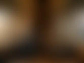 Ein luxuriöser Hubschrauber, der zur goldenen Stunde über die bayerischen Alpen fliegt; darin sitzt ein eleganter Mann mittleren Alters bequem auf seinem Platz, während durch die Panoramafenster der Blick auf Alpenseen und Berge freigibt. Filmreife Beleuchtung, warme Farbtöne, hochwertige Reiseatmosphäre, realistischer Fotostil, ohne Text oder Symbole.