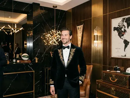 Elegantes, hochwertiges Geburtstagsmotiv für einen Mann zum 50. Geburtstag: stilvoller Herr in luxuriösem Ambiente, dezente Gold- und Schwarztöne, Golf- und Erlebnisakzente, moderne Fotografie