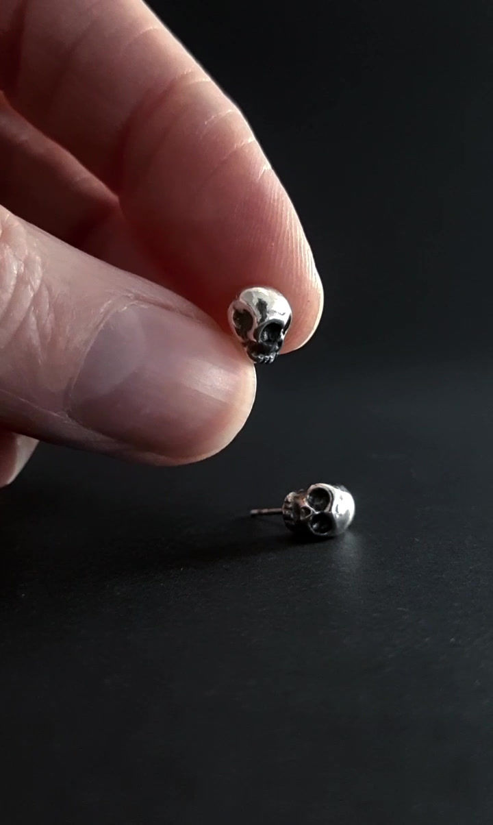 Miniatura: TINY SKULL Studs