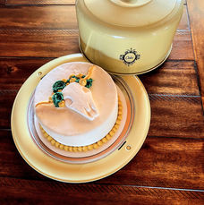 Round cake with skull decoration and matching yellow container