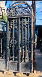 Portón de Hierro Antiguo: Elegancia y Robustez con Historia
Descubre la majestuosa presencia de nuestro portón de hierro antiguo, una pieza única que combina elegancia y robustez. Este portón no solo ofrece seguridad y durabilidad, sino que también añade un toque de historia y sofisticación a cualquier propiedad.
Material de Alta Calidad
El portón está fabricado con hierro de alta calidad, conocido por su resistencia y longevidad. La solidez del hierro asegura que el portón pueda soportar las inclemencias del tiempo y el paso de los años, manteniéndose en perfectas condiciones.
Diseño Clásico y Detalles Artesanales
Cada detalle del portón ha sido meticulosamente trabajado por artesanos expertos, preservando técnicas de forja tradicionales. Los intrincados diseños y acabados reflejan un estilo clásico que realza la belleza arquitectónica de cualquier entrada.
Características Destacadas:
Durabilidad y Seguridad: El hierro forjado ofrece una estructura fuerte y segura, ideal para proteger su propiedad.
Estética Intemporal: Los diseños ornamentales y los detalles vintage añaden un toque de distinción y elegancia.
Versatilidad de Uso: Perfecto para residencias, fincas, propiedades históricas y proyectos de restauración.
Acabado en Patina Antigua: Un acabado especial que resalta el carácter histórico del portón, dándole un aspecto auténtico y sofisticado.
Beneficios de Elegir un Portón de Hierro Antiguo:
Valor Añadido: Aumenta el valor estético y patrimonial de su propiedad.
Bajo Mantenimiento: Requiere un mantenimiento mínimo gracias a la durabilidad del hierro.
Personalidad Única: Cada portón antiguo cuenta una historia, aportando una singularidad inigualable.
Conclusión
Un portón de hierro antiguo no es solo una elección de seguridad, sino una declaración de estilo y herencia. Embellezca su entrada con esta impresionante pieza y disfrute de la perfecta combinación de tradición y funcionalidad. Contacte con nosotros para más información y descubra cómo este portón puede transformar su propiedad.
de Hierro Antigua