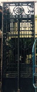Portón de Hierro Antiguo: Elegancia y Robustez con Historia

Descubre la majestuosa presencia de nuestro portón de hierro antiguo, una pieza única que combina elegancia y robustez. Este portón no solo ofrece seguridad y durabilidad, sino que también añade un toque de historia y sofisticación a cualquier propiedad.

Material de Alta Calidad

El portón está fabricado con hierro de alta calidad, conocido por su resistencia y longevidad. La solidez del hierro asegura que el portón pueda soportar las inclemencias del tiempo y el paso de los años, manteniéndose en perfectas condiciones.

Diseño Clásico y Detalles Artesanales

Cada detalle del portón ha sido meticulosamente trabajado por artesanos expertos, preservando técnicas de forja tradicionales. Los intrincados diseños y acabados reflejan un estilo clásico que realza la belleza arquitectónica de cualquier entrada.

Características Destacadas:

Durabilidad y Seguridad: El hierro forjado ofrece una estructura fuerte y segura, ideal para proteger su propiedad.
Estética Intemporal: Los diseños ornamentales y los detalles vintage añaden un toque de distinción y elegancia.
Versatilidad de Uso: Perfecto para residencias, fincas, propiedades históricas y proyectos de restauración.
Acabado en Patina Antigua: Un acabado especial que resalta el carácter histórico del portón, dándole un aspecto auténtico y sofisticado.
Beneficios de Elegir un Portón de Hierro Antiguo:

Valor Añadido: Aumenta el valor estético y patrimonial de su propiedad.
Bajo Mantenimiento: Requiere un mantenimiento mínimo gracias a la durabilidad del hierro.
Personalidad Única: Cada portón antiguo cuenta una historia, aportando una singularidad inigualable.
Conclusión

Un portón de hierro antiguo no es solo una elección de seguridad, sino una declaración de estilo y herencia. Embellezca su entrada con esta impresionante pieza y disfrute de la perfecta combinación de tradición y funcionalidad. Contacte con nosotros para más información y descubra cómo este portón puede transformar su propiedad.

 de Hierro Antigua 