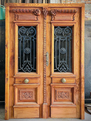 Puertas de entrada, diseño elegante, seguridad residencial, materiales duraderos, estilo clásico, puertas de madera, puertas modernas, acabado personalizado, herrajes de alta calidad, primeras impresiones.