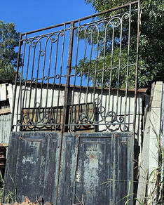Portón de Hierro Antiguo: Elegancia y Robustez con Historia
Descubre la majestuosa presencia de nuestro portón de hierro antiguo, una pieza única que combina elegancia y robustez. Este portón no solo ofrece seguridad y durabilidad, sino que también añade un toque de historia y sofisticación a cualquier propiedad.
Material de Alta Calidad
El portón está fabricado con hierro de alta calidad, conocido por su resistencia y longevidad. La solidez del hierro asegura que el portón pueda soportar las inclemencias del tiempo y el paso de los años, manteniéndose en perfectas condiciones.
Diseño Clásico y Detalles Artesanales
Cada detalle del portón ha sido meticulosamente trabajado por artesanos expertos, preservando técnicas de forja tradicionales. Los intrincados diseños y acabados reflejan un estilo clásico que realza la belleza arquitectónica de cualquier entrada.
Características Destacadas:
Durabilidad y Seguridad: El hierro forjado ofrece una estructura fuerte y segura, ideal para proteger su propiedad.
Estética Intemporal: Los diseños ornamentales y los detalles vintage añaden un toque de distinción y elegancia.
Versatilidad de Uso: Perfecto para residencias, fincas, propiedades históricas y proyectos de restauración.
Acabado en Patina Antigua: Un acabado especial que resalta el carácter histórico del portón, dándole un aspecto auténtico y sofisticado.
Beneficios de Elegir un Portón de Hierro Antiguo:
Valor Añadido: Aumenta el valor estético y patrimonial de su propiedad.
Bajo Mantenimiento: Requiere un mantenimiento mínimo gracias a la durabilidad del hierro.
Personalidad Única: Cada portón antiguo cuenta una historia, aportando una singularidad inigualable.
Conclusión
Un portón de hierro antiguo no es solo una elección de seguridad, sino una declaración de estilo y herencia. Embellezca su entrada con esta impresionante pieza y disfrute de la perfecta combinación de tradición y funcionalidad. Contacte con nosotros para más información y descubra cómo este portón puede transformar su propiedad.