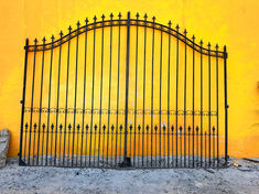 Portón de Hierro Antiguo: Elegancia y Robustez con Historia
Descubre la majestuosa presencia de nuestro portón de hierro antiguo, una pieza única que combina elegancia y robustez. Este portón no solo ofrece seguridad y durabilidad, sino que también añade un toque de historia y sofisticación a cualquier propiedad.
Material de Alta Calidad
El portón está fabricado con hierro de alta calidad, conocido por su resistencia y longevidad. La solidez del hierro asegura que el portón pueda soportar las inclemencias del tiempo y el paso de los años, manteniéndose en perfectas condiciones.
Diseño Clásico y Detalles Artesanales
Cada detalle del portón ha sido meticulosamente trabajado por artesanos expertos, preservando técnicas de forja tradicionales. Los intrincados diseños y acabados reflejan un estilo clásico que realza la belleza arquitectónica de cualquier entrada.
Características Destacadas:
Durabilidad y Seguridad: El hierro forjado ofrece una estructura fuerte y segura, ideal para proteger su propiedad.
Estética Intemporal: Los diseños ornamentales y los detalles vintage añaden un toque de distinción y elegancia.
Versatilidad de Uso: Perfecto para residencias, fincas, propiedades históricas y proyectos de restauración.
Acabado en Patina Antigua: Un acabado especial que resalta el carácter histórico del portón, dándole un aspecto auténtico y sofisticado.
Beneficios de Elegir un Portón de Hierro Antiguo:
Valor Añadido: Aumenta el valor estético y patrimonial de su propiedad.
Bajo Mantenimiento: Requiere un mantenimiento mínimo gracias a la durabilidad del hierro.
Personalidad Única: Cada portón antiguo cuenta una historia, aportando una singularidad inigualable.
Conclusión
Un portón de hierro antiguo no es solo una elección de seguridad, sino una declaración de estilo y herencia. Embellezca su entrada con esta impresionante pieza y disfrute de la perfecta combinación de tradición y funcionalidad. Contacte con nosotros para más información y descubra cómo este portón puede transformar su propiedad.