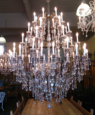 Arañas antiguas restauradas, elegancia y detalle en cada pieza, perfectas para añadir un toque clásico a tu hogar.