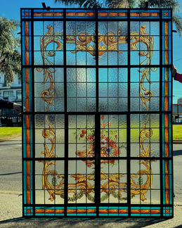 Vitral antiguo rectangular con cesta de flores y marco ornamental dorado, ideal para puertas o ventanas. Pieza original en El Mundo de La Pinotea.